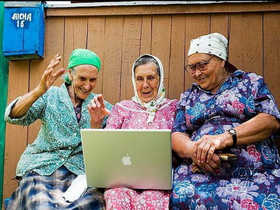 Бабули в интернете, смотрят и удивляются