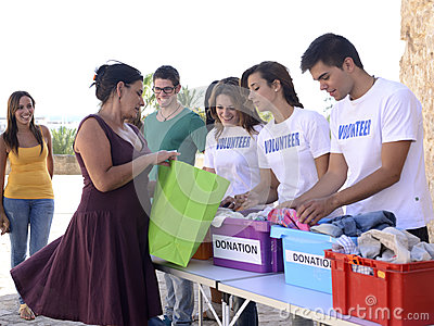 Волонтёры собирают одежду